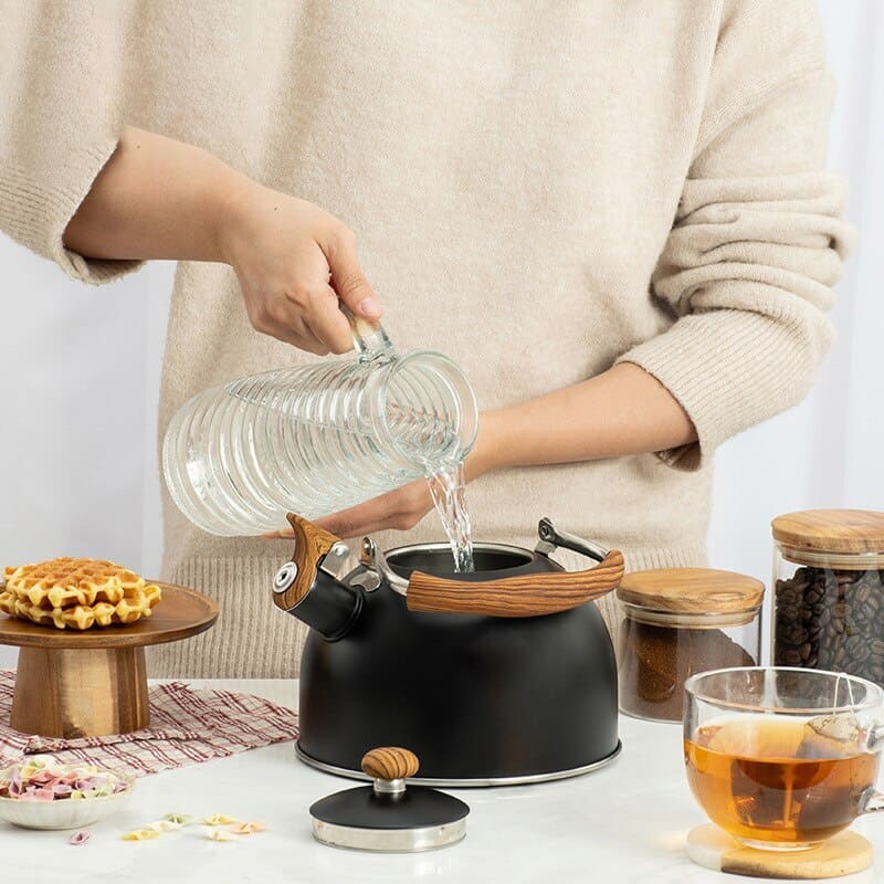 Chaleira de Inox com Apito 2,5 L e Alça de Madeira