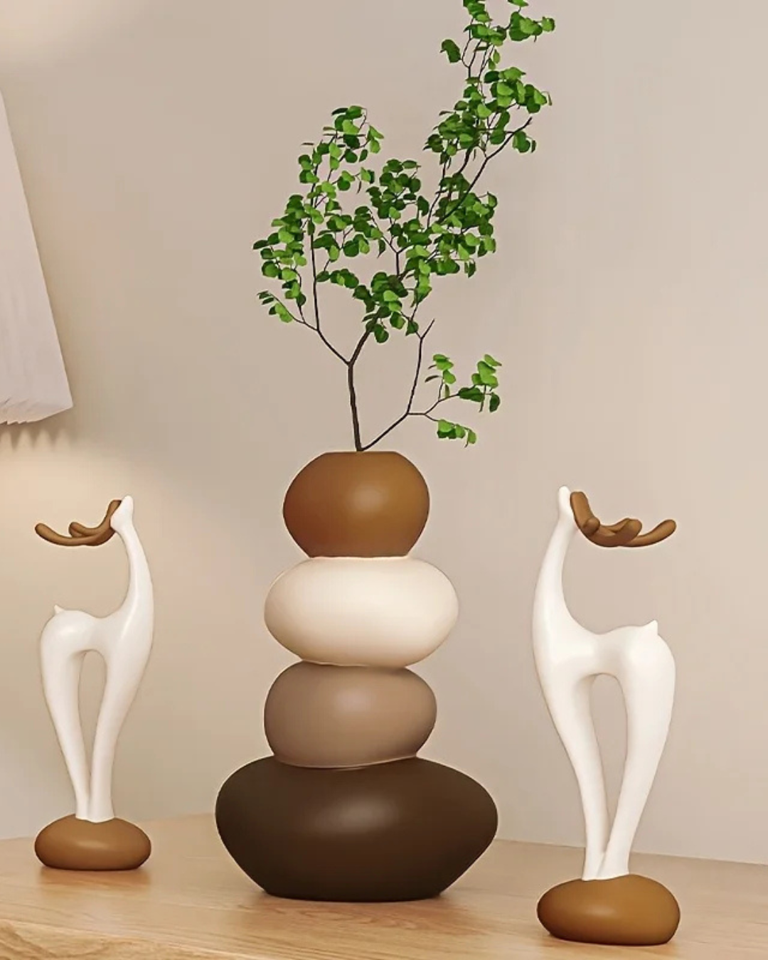 Vasos Empilhados De Cerâmica Com Pedras Decorativas