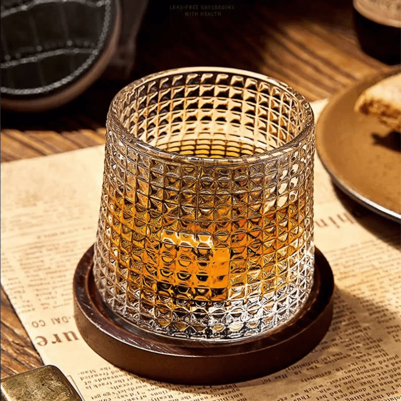 Copo de Whisky em Cristal com Base Rotativa em Madeira
