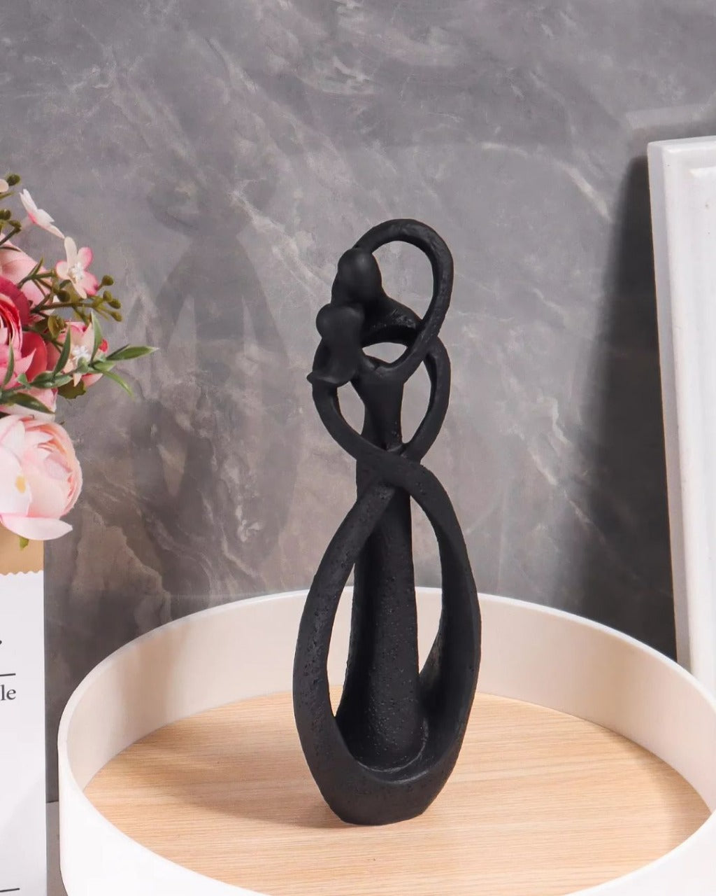 Escultura Casal em Resina Abraço Contemporâneo para Sala/Escritório