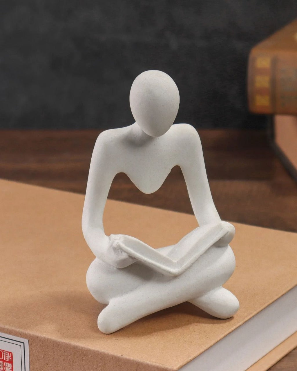Escultura Leitor Sentado em Resina Minimalista Branca