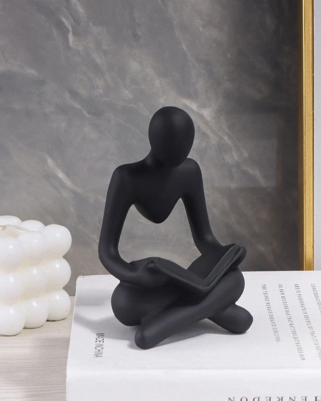 Escultura Leitor Sentado em Resina Minimalista Branca