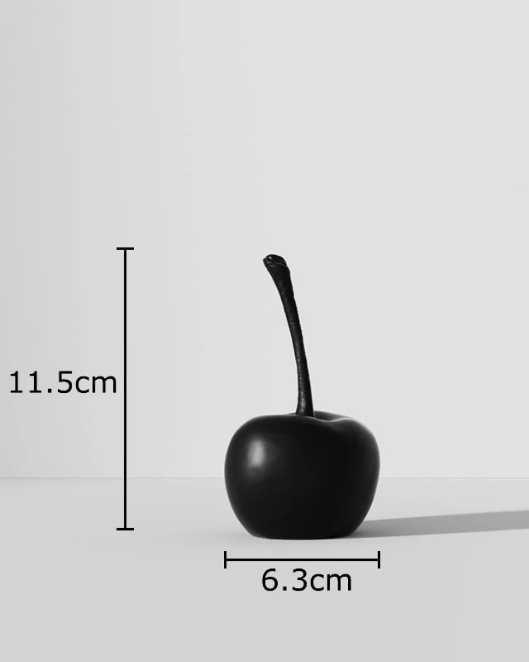 Estátua de Frutas em Resina Preta e Branca Minimalista