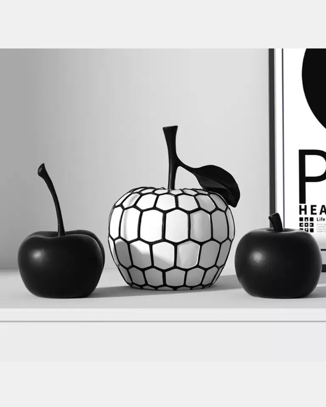 Estátua de Frutas em Resina Preta e Branca Minimalista