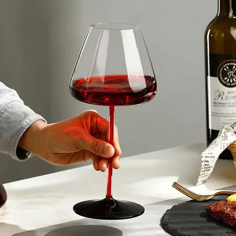 Taça de Vinho em Cristal com Haste Vermelha Elegante