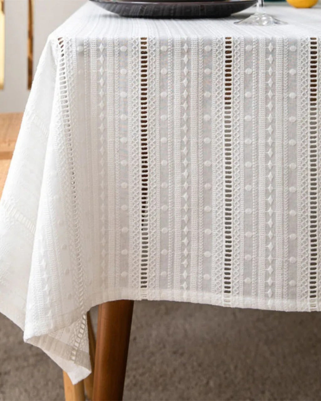 Toalha de Mesa em Algodão Branco com Bordado Francês