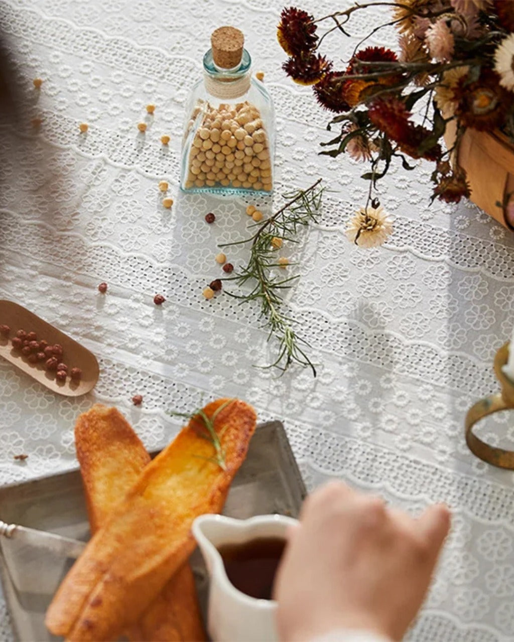 Toalha de Mesa em Algodão Branco com Bordado Francês