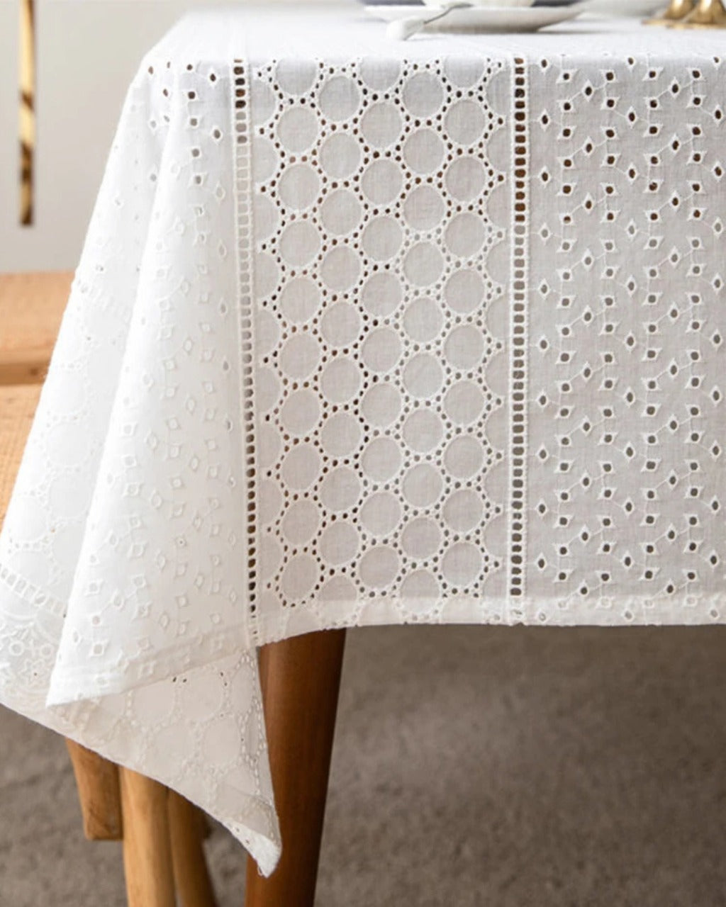 Toalha de Mesa em Algodão Branco com Bordado Francês