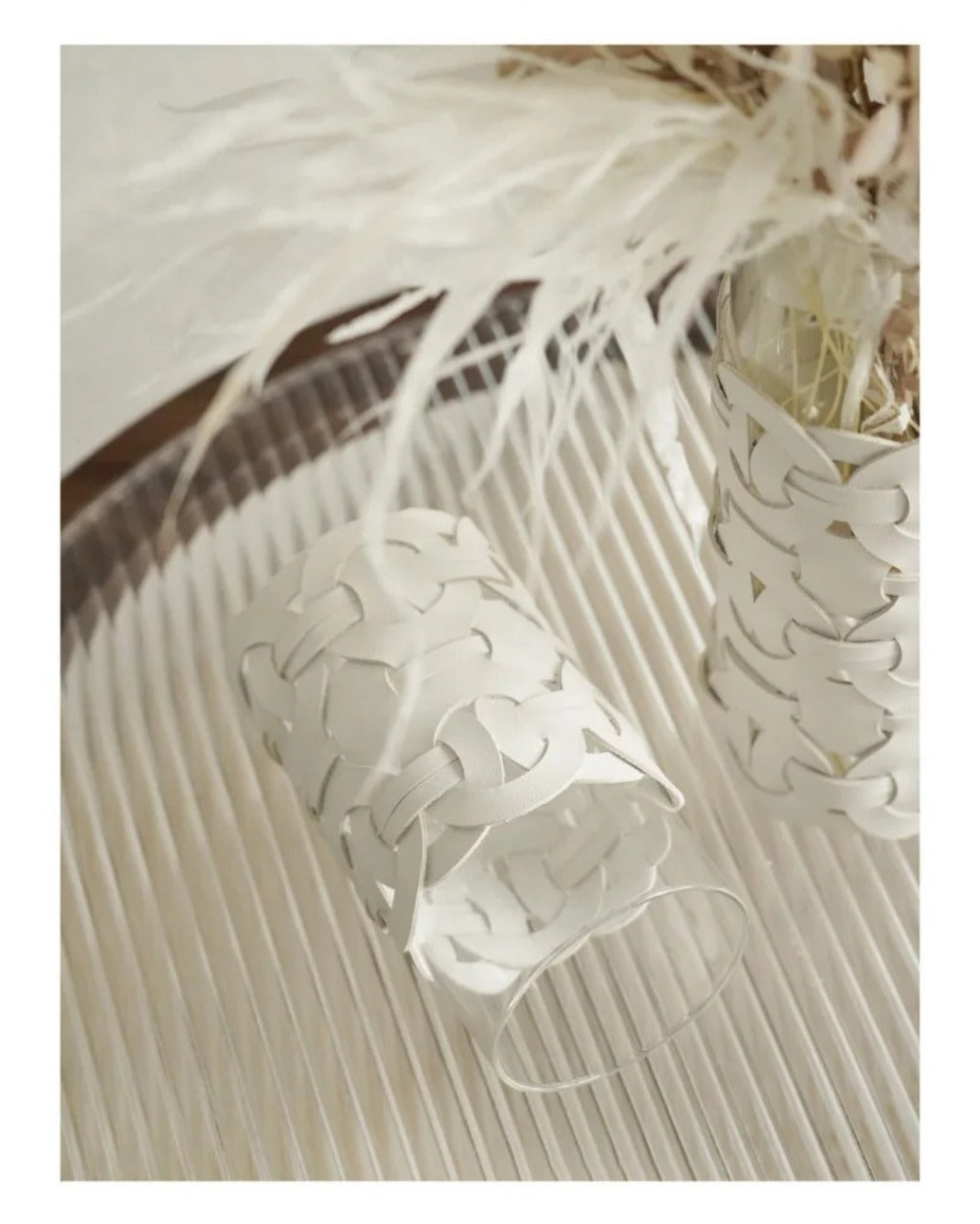 Vaso de Vidro com Detalhe em Couro Trançado Moderno