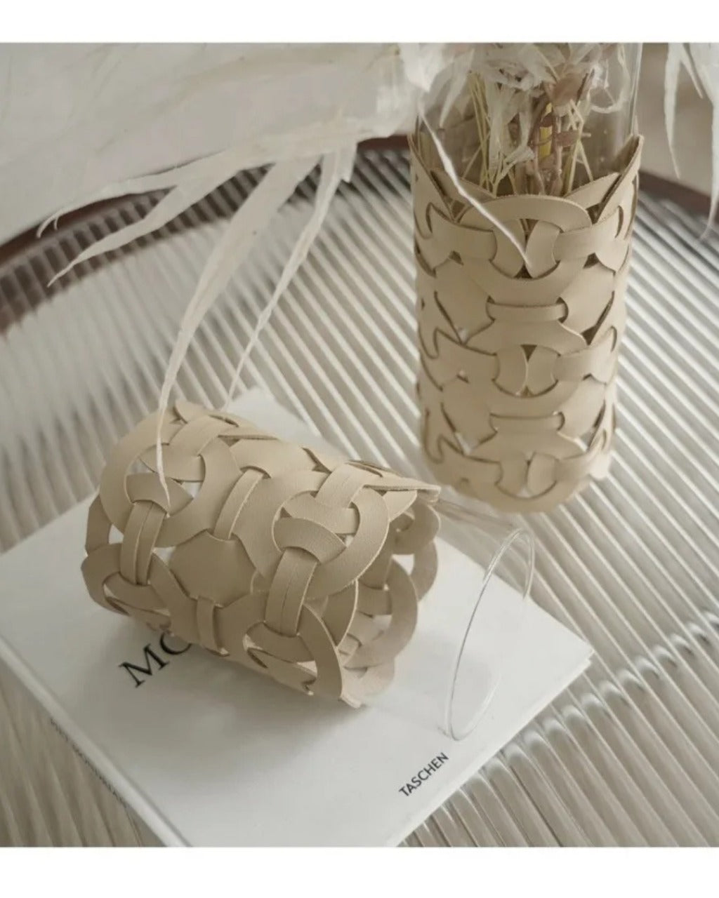 Vaso de Vidro com Detalhe em Couro Trançado Moderno